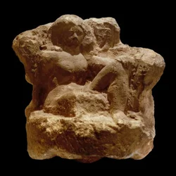 Sitzendes nacktes Mädchen